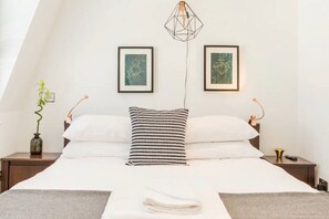Desk, iron/ironing board, travel cot, WiFi - Stylish Apt 4 Brick Ln in the heart of Shoreditch (Greater London)