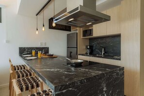 Fridge, microwave, stovetop, coffee/tea maker - Portal Arévalo in Palermo by Magno | 72 (Buenos Aires)