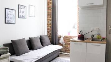 Classic Studio, Air conditioning, Courtyard View (003) | Interior