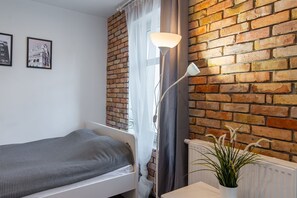 Bàn ủi/dụng cụ ủi quần áo, nôi (giường cho trẻ sơ sinh) miễn phí 