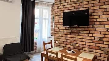 Family Studio, Courtyard View | Dining