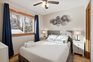 2 makuuhuonetta, työpöytä, silitysrauta/-lauta, vauvan matkasänky