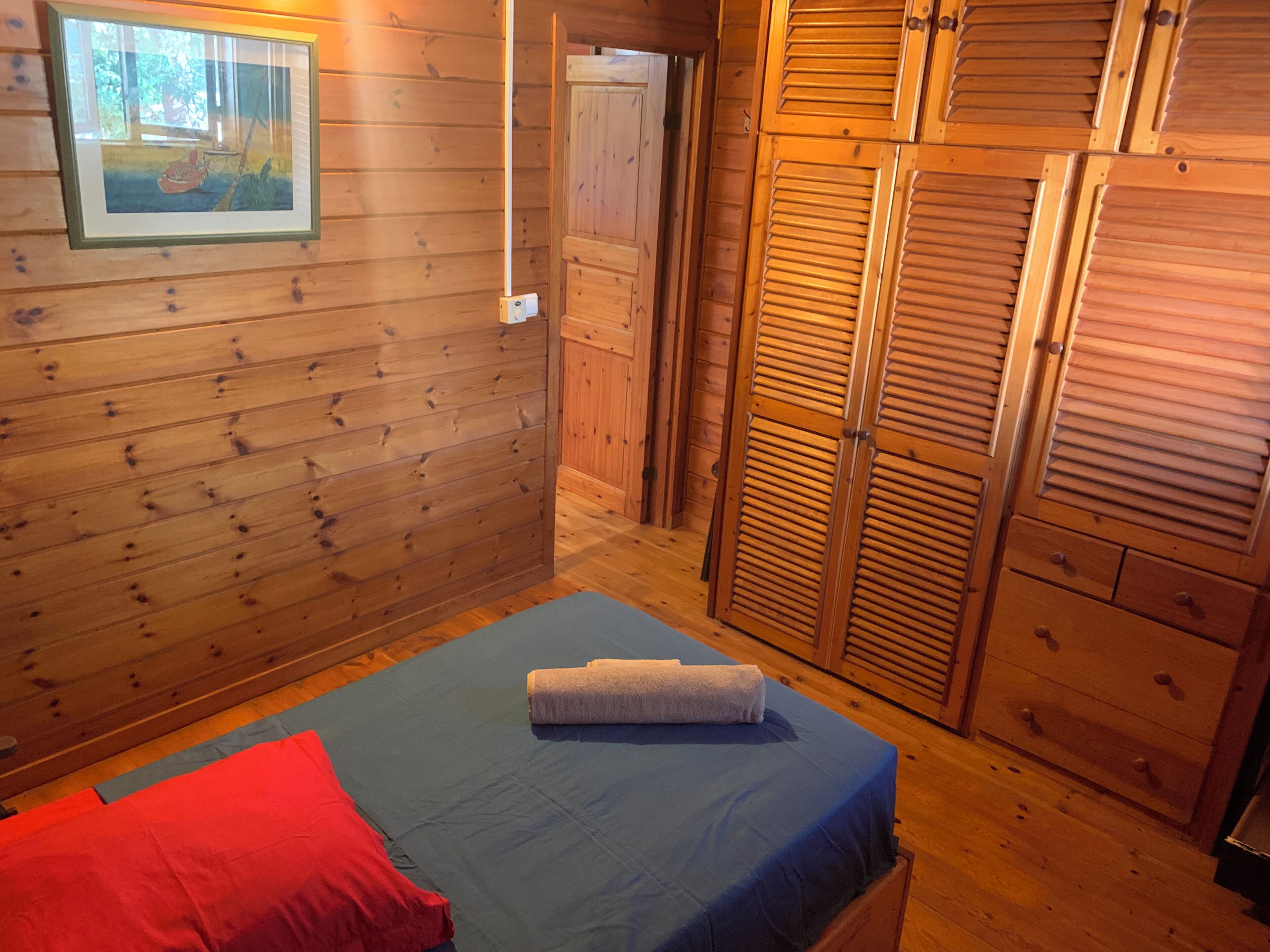 2 bedrooms, internet, bed sheets