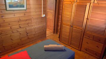 2 bedrooms, internet, bed sheets