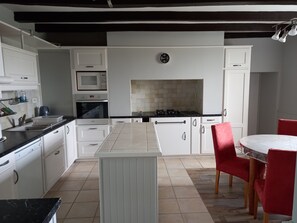 Private kitchen - Vrbo Property (Cléguérec)