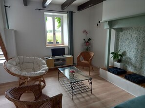 Living area - Vrbo Property (Cléguérec)