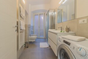 Shower, hair dryer, bidet, towels - Cà Magnolia Appartamento 1 by Varenna Holidays (Lierna)