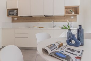 Fridge, microwave, dishwasher, coffee/tea maker - Cà Magnolia Appartamento 1 by Varenna Holidays (Lierna)