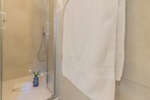 Shower, hair dryer, towels - Cà Magnolia Appartamento 4 by Varenna Holidays (Lierna)