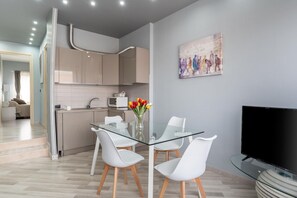 Dining - GuestHost - A bright 46 sqm apartment, perfect for four people, located on the seventh floor of a building with an elevator (not wheelchair accessible).The property is located in the heart of Catania, just steps from the Stesicoro metro station, in a wel (Catania)