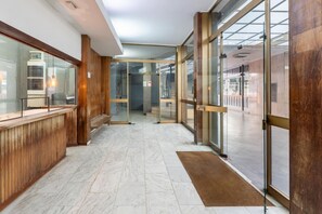 Lobby - GuestHost - A bright 46 sqm apartment, perfect for four people, located on the seventh floor of a building with an elevator (not wheelchair accessible).The property is located in the heart of Catania, just steps from the Stesicoro metro station, in a wel (Catania)