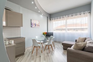 TV - GuestHost - A bright 46 sqm apartment, perfect for four people, located on the seventh floor of a building with an elevator (not wheelchair accessible).The property is located in the heart of Catania, just steps from the Stesicoro metro station, in a wel (Catania)