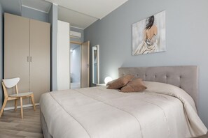 2 habitaciones y tabla de planchar con plancha 
