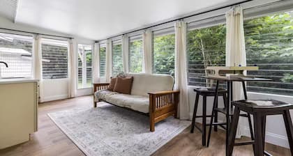 The Owl's Nest at Alva Oaks Farm! Your 2-Bedroom 1-Bath old Florida retreat .