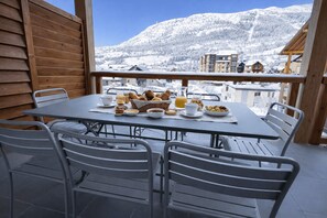 Outdoor dining - Luxury ski-in/out apartment with terrace (Briançon)