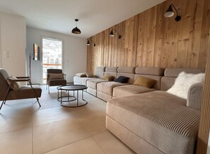 TV - Luxury ski-in/out apartment with terrace (Briançon)