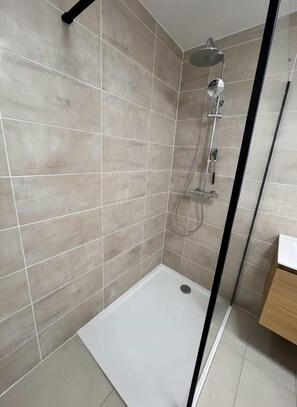 Shower, hair dryer - Luxury ski-in/out apartment with terrace (Briançon)