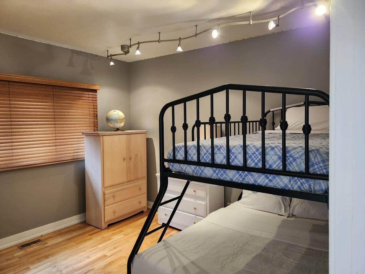 1 Schlafzimmer, Schreibtisch, Bügeleisen/Bügelbrett, Reisekinderbett