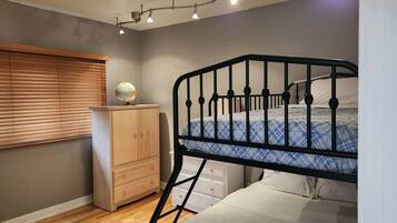 1 Schlafzimmer, Schreibtisch, Bügeleisen/Bügelbrett, Reisekinderbett