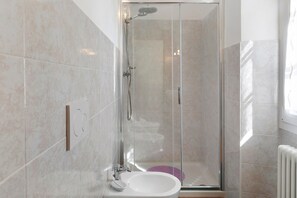 Shower, hair dryer, towels - Green Room with Mountain View and Wi-Fi (San Giovanni)
