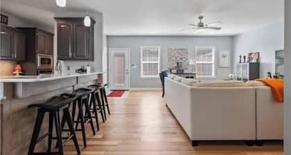 Spacious 5-bedroom house in beautiful Oak Grove with AC