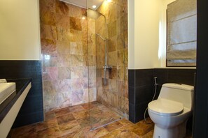 Hair dryer, towels, soap, toilet paper - 3 BDR Private Pool Villa • 8 min to Ao Nang Beach (Ao Nang)