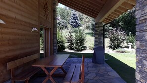 Outdoor dining - Vrbo Property (Ovronnaz)