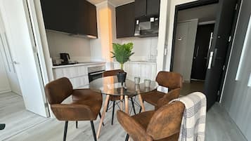 Appartamento Standard, 2 camere da letto | Cucina privata | Frigorifero, microonde, forno, piano cottura