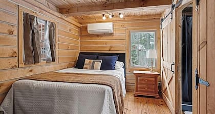 The Firefly | Cabin | Firepit | Pet-Friendly