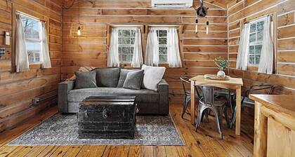 The Hideout Cabin | Firepit | Nature | Pet-Friendly