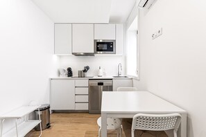 Fridge, microwave, oven, dishwasher - GuestReady - Sleek mezzanine studio (Campanhã)