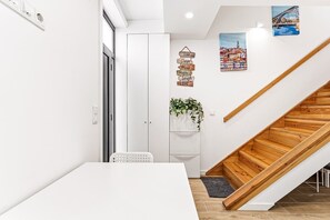 Interior - GuestReady - Sleek mezzanine studio (Campanhã)