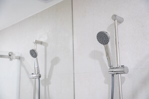 Shower, hair dryer, towels - GuestReady - Sleek mezzanine studio (Campanhã)