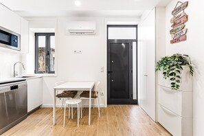 Fridge, microwave, oven, dishwasher - GuestReady - Sleek mezzanine studio (Campanhã)