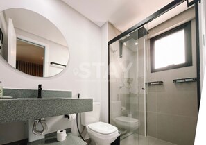 Deluxe Apartment, Kitchenette, City View | Bathroom | Shower, free toiletries, towels, soap - STAY Liv Urban Marista (Goiânia)