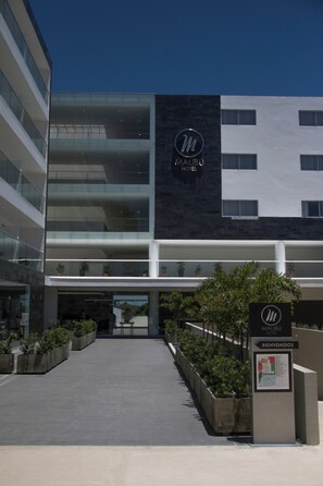 A modern hotel with a prominent 'Malibu Hotel' sign, a spacious entrance, and a well-maintained outdoor area with planters. - Hotel y Centro De Eventos Malibú (Sincelejo)