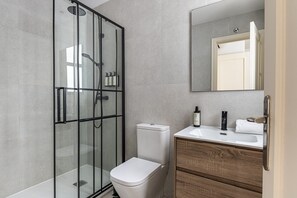 Dusche, Haartrockner, Handtücher