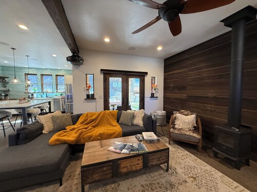 3BR Farmhouse in Durango with Fitness Room, Sauna, Bidets, Theater Entertainment