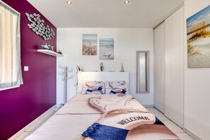 Iron/ironing board, WiFi, bed sheets