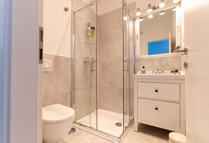 Comfort Room, Balcony, garden View | Salle de bain
