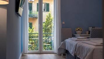 Comfort Room, Balcony, Garden View