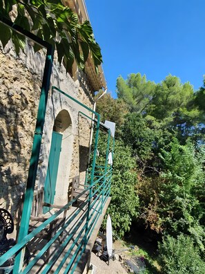 Property grounds - Eco-friendly Gîte with Private Pool, Terrace and Wi-Fi in Autignac (Autignac)