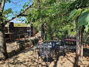 Outdoor dining - Eco-friendly Gîte with Private Pool, Terrace and Wi-Fi in Autignac (Autignac)