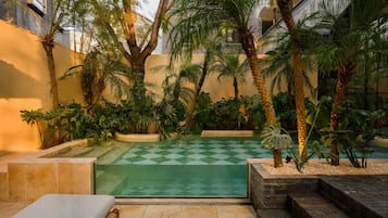 Hồ bơi ngoài trời