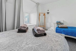 3 quartos, ferros/tábuas de passar roupa, Wi-Fi, roupa de cama