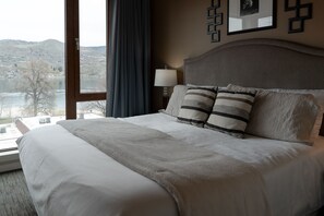 Room - Lake Chelan View Condo | Pool, Hot Tub, Sleeps 6 (Chelan)