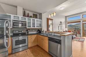 Private kitchen - Lake Chelan View Condo | Pool, Hot Tub, Sleeps 6 (Chelan)