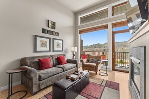 Living area - Lake Chelan View Condo | Pool, Hot Tub, Sleeps 6 (Chelan)