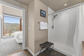 Hair dryer, towels, soap, shampoo - Lake Chelan View Condo | Pool, Hot Tub, Sleeps 6 (Chelan)