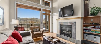Lake Chelan View Condo | Pool, Hot Tub, Sleeps 6